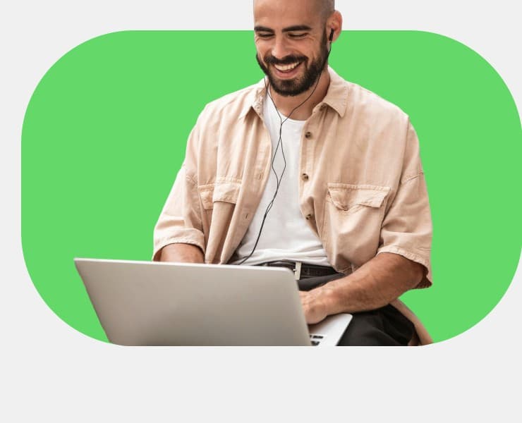 Usuário sorrindo enquanto usa o notebook